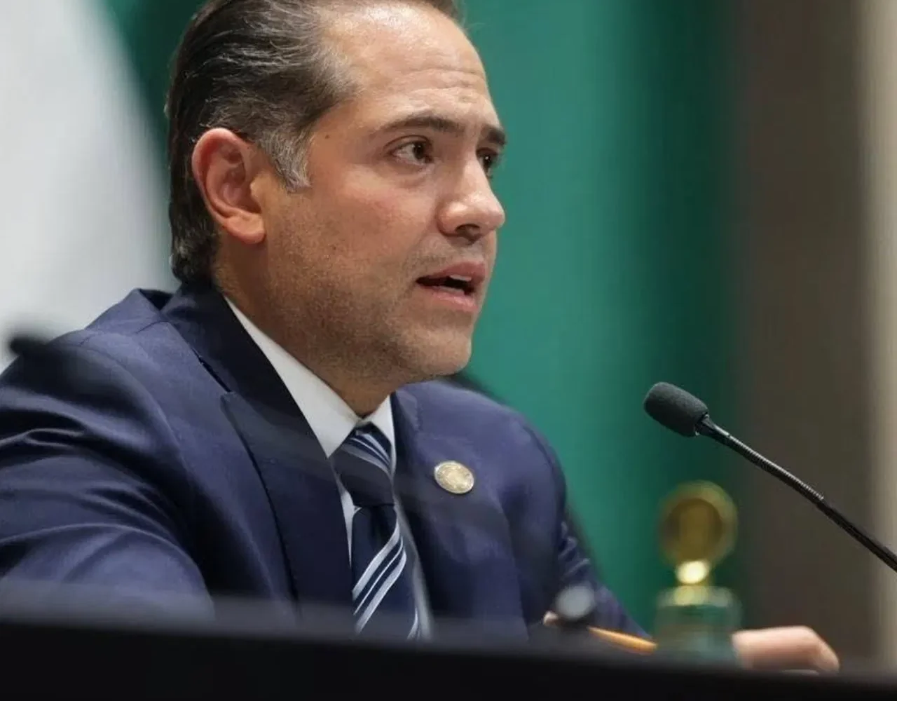 Raúl Bolaños-Cacho Cué participa en una sesión legislativa frente a un micrófono